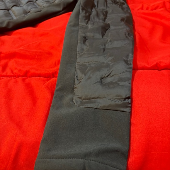 Tumi Black Puffer Jacket with Hood - Picture 4 of 9